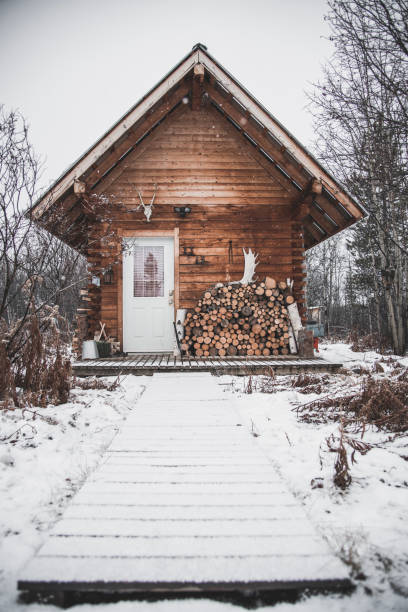 uma cabana de madeira aconchegante na neve - winter chalet snow residential structure - fotografias e filmes do acervo