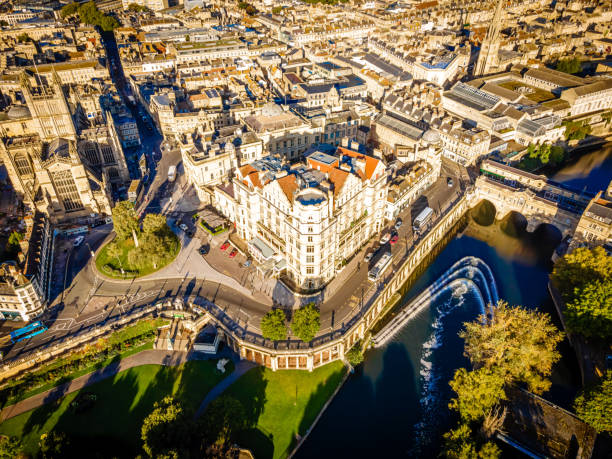 luftaufnahme von bath am morgen - bath england england bridge aerial view stock-fotos und bilder