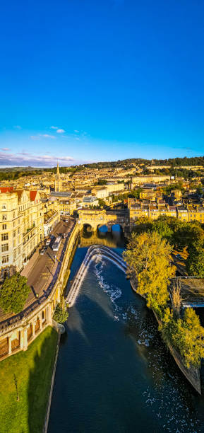 luftaufnahme von bath am morgen - bath england england bridge aerial view stock-fotos und bilder