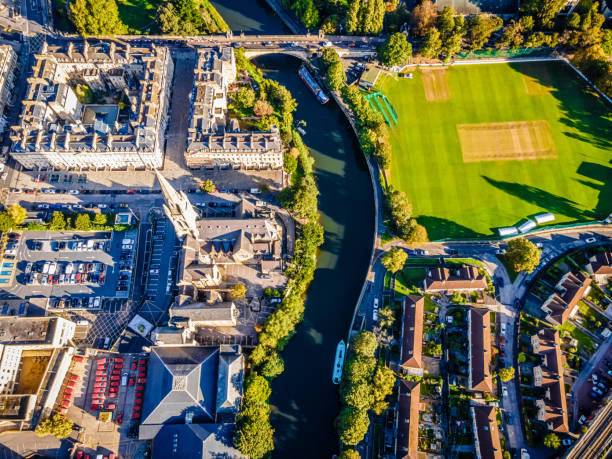 luftaufnahme von bath am morgen - bath england england bridge aerial view stock-fotos und bilder