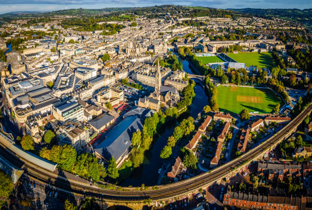 luftaufnahme von bath am morgen - bath england england bridge aerial view stock-fotos und bilder