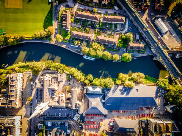 luftaufnahme von bath am morgen - bath england england bridge aerial view stock-fotos und bilder