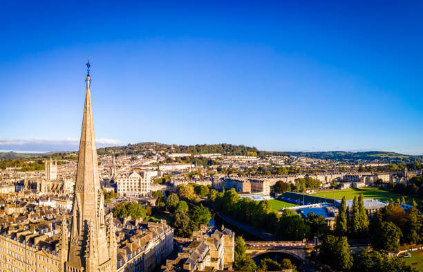 luftaufnahme von bath am morgen - bath england england bridge aerial view stock-fotos und bilder