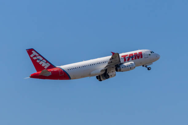 Airbus A320 of LATAM Airline Santarem/Para/Brazil - Sep 29, 2020: LATAM plane, still with TAM painting, taking off from Santarem Airport (SBSN). An Airbus A320, registration PT-MZZ para ascending stock pictures, royalty-free photos & images