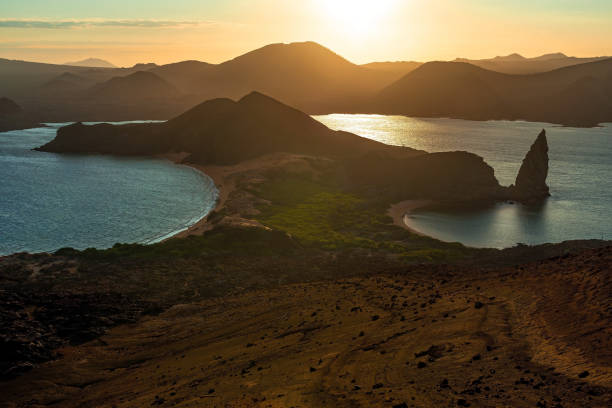 pinnacle rock sunset, islas galápagos, ecuador - isla bartolomé fotografías e imágenes de stock