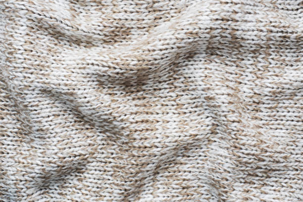 nahaufnahme beige pullover aus natürlicher wolle textur gestrickt, wellige falten, selektiven fokus. - cashmere texture stock-fotos und bilder