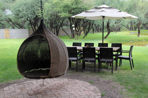 mesa de jardín y silla con sombrilla al aire libre en el bosque y el lago - patio wood formal garden deck fotografías e imágenes de stock