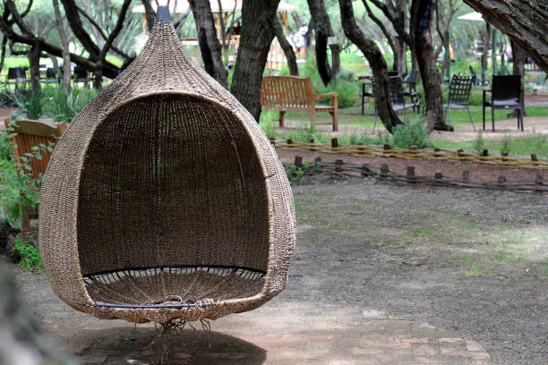 mesa de jardín y silla con sombrilla al aire libre en el bosque y el lago - patio wood formal garden deck fotografías e imágenes de stock