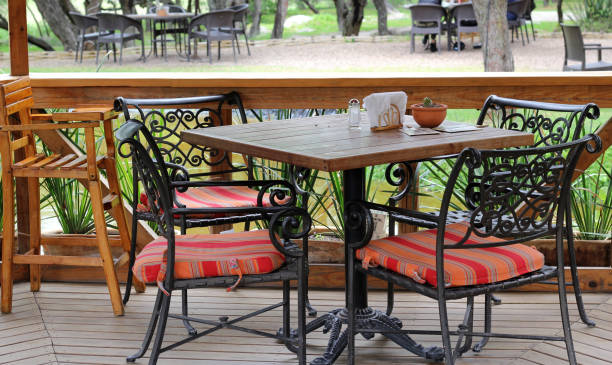 mesa de jardín y silla con sombrilla al aire libre en el bosque y el lago - patio wood formal garden deck fotografías e imágenes de stock