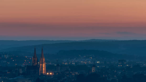 cathédrale, hôtel de ville et la vieille ville de ratisbonne vue dans la soirée depuis le keilberg - überblick photos et images de collection