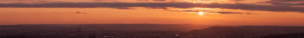 panorama du keilberg sur la capitale du haut-palatinat regensburg en bavière le soir au coucher du soleil - überblick photos et images de collection