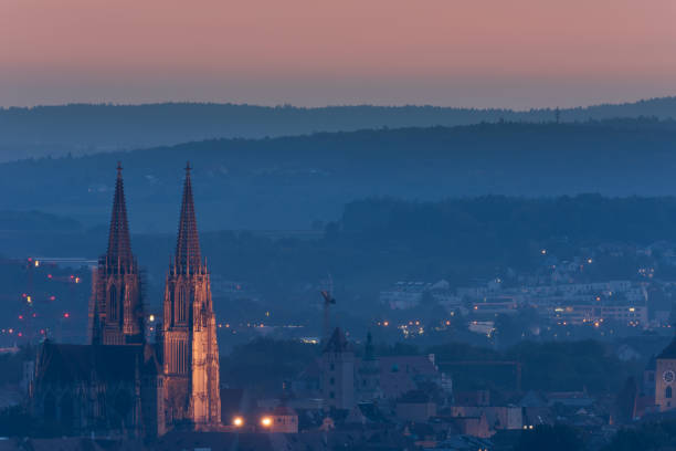 catedral, ayuntamiento y casco antiguo de ratisbona visto por la noche desde el keilberg - überblick fotografías e imágenes de stock