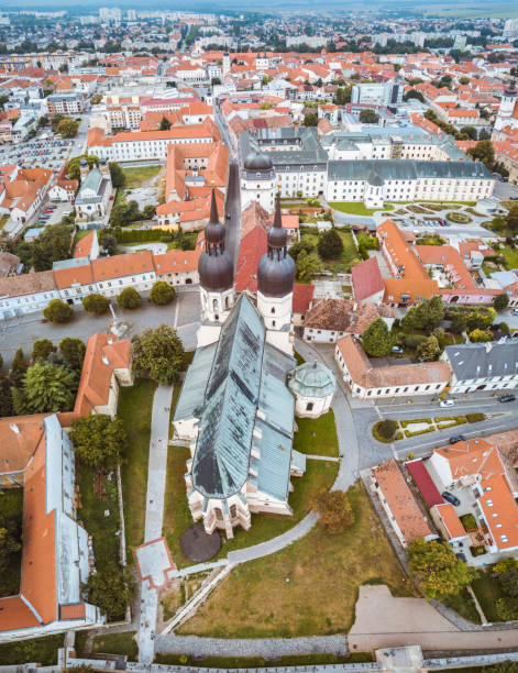 casco antiguo de trnava - trnava fotografías e imágenes de stock