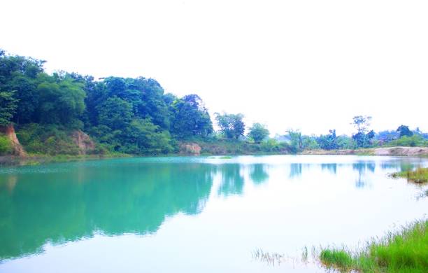 Beauty Lake This lake is so eye-catching, the air is still so natural, surrounded by trees and several simple rafts that decorate the place tangerang photos stock pictures, royalty-free photos & images