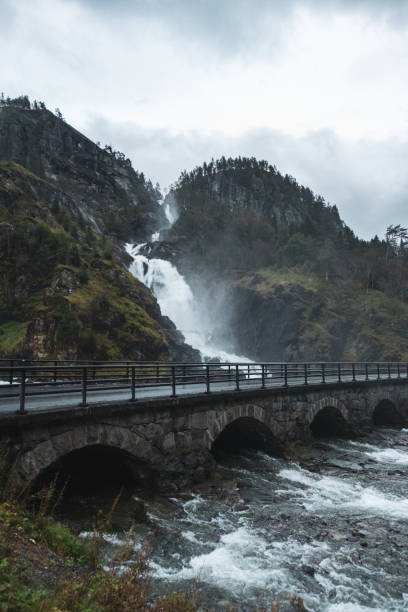 石橋のあるラテフォッセンユニークな滝 - bridge norway odda falling ストックフォトと画像