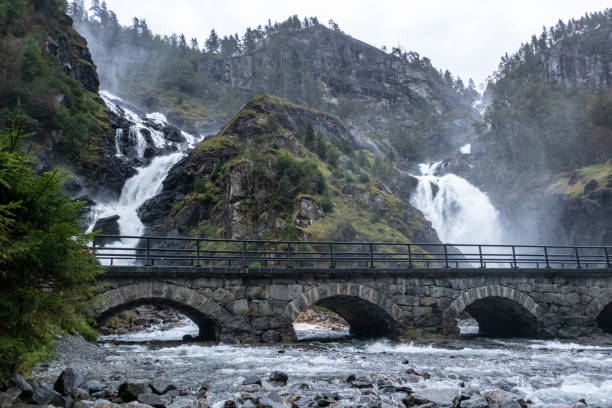 latefossen unique waterfall with stone bridge - bridge norway odda falling imagens e fotografias de stock