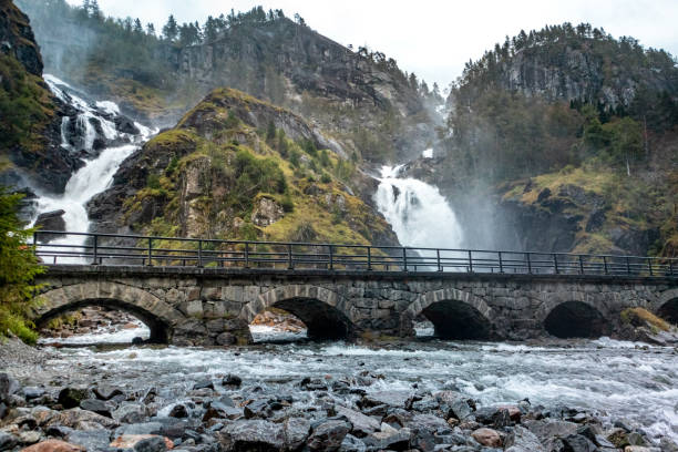 石橋のあるラテフォッセンユニークな滝 - bridge norway odda falling ストックフォトと画像