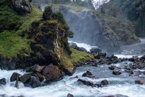 latefossen unique waterfall side rock lightened in dark - bridge norway odda falling imagens e fotografias de stock