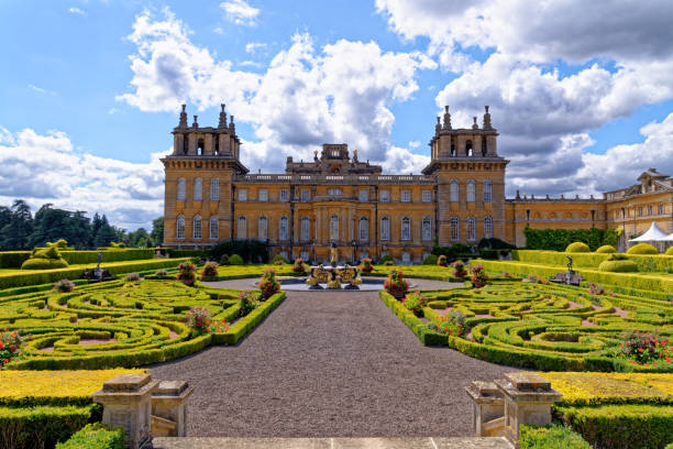 blenheim palace in woodstock - england - birthplace stock-fotos und bilder