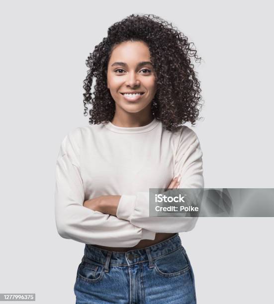 Feliz Joven Mujer Estudio Retrato Foto de stock y más banco de imágenes de Mujeres - Mujeres, Una sola mujer, Retrato