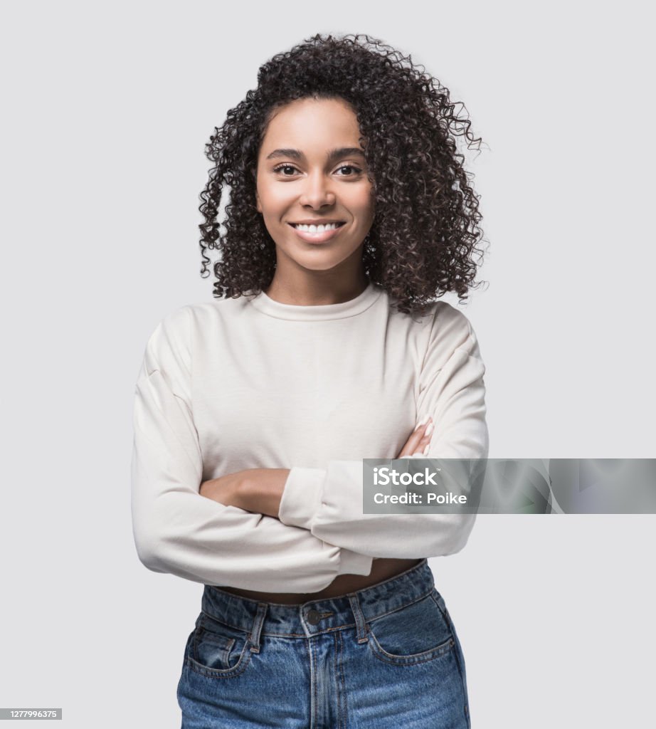 Счастливая молодая женщина студийный портрет - Стоковые фото Женщины роялти-фри