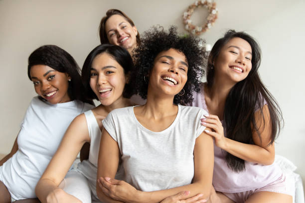 retrato de felices cinco 20s diversas chicas hermosas. - black and white young adult african descent american culture fotografías e imágenes de stock