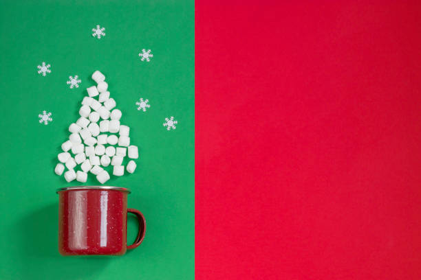 크리스마스와 새해 개념. 마시멜로로 만든 크리스마스 트리가 있는 카드, 이중 빨간색과 녹색 배경에 눈송이가 있는 주술 음료머. 공간을 복사합니다. - double date 뉴스 사진 이미지