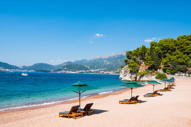 spiaggia di sabbia di lusso vicino alla città storica di sveti stefan, in montenegro. balcani, mare adriatico, europa. - budva foto e immagini stock