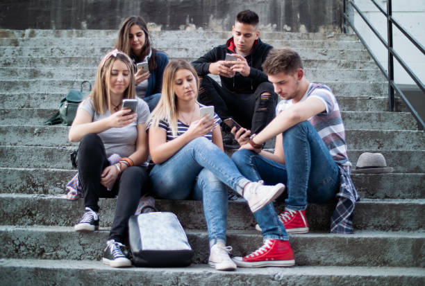 studenti adolescenti con gadget all'esterno su gradini di pietra - topics selective focus concepts blog foto e immagini stock