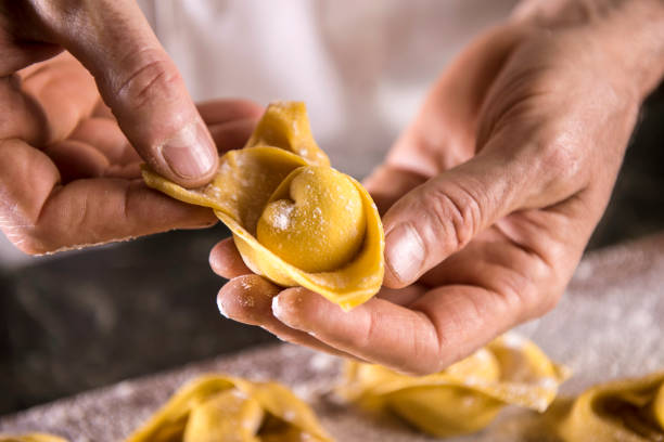 tortellini, kuchnia włoska, domowe, - ricotta cheese freshness white zdjęcia i obrazy z banku zdjęć