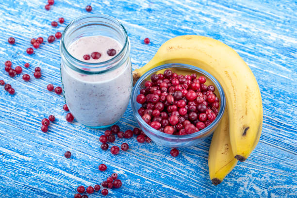 유리에 크랜베리와 바나나 스무디 - healthy lifestyle cranberry healthy eating milk shake 뉴스 사진 이미지