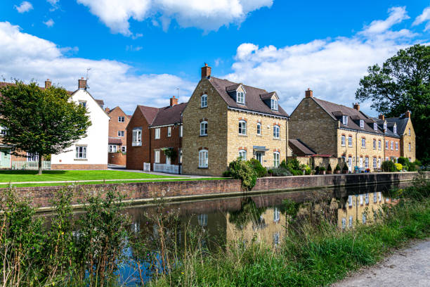 huizen op home orchard, gebouwd in 2004, langs de stroudwater navigation, in ebley, stroud, gloucestershire - cotswold stockfoto's en -beelden