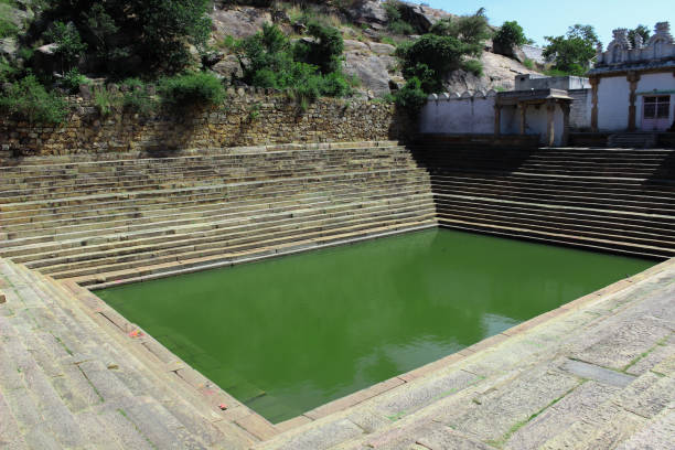 piękny widok na starożytny staw wodny zbudowany w 1550 roku c.e., używany do kąpieli w religijnym mieście melukote w pobliżu mysuru w karnataka / indiach. - shiv bangalore shiva god zdjęcia i obrazy z banku zdjęć
