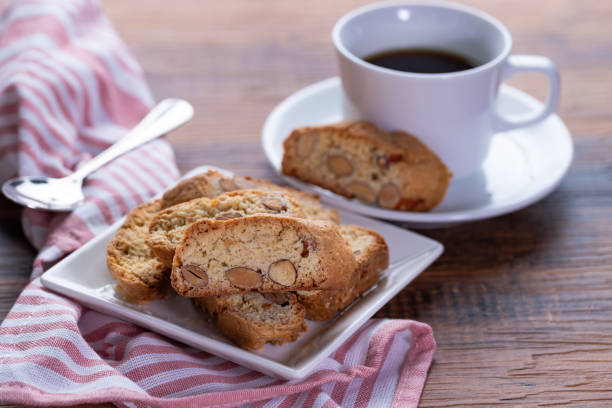 włoskie ciasteczka biscotti z filiżanką kawy - cantuccini zdjęcia i obrazy z banku zdjęć