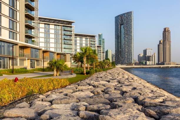 블루워터스 섬에서 본 산책로와 두바이 도시 경관. - dubai beach hotel skyline 뉴스 사진 이미지