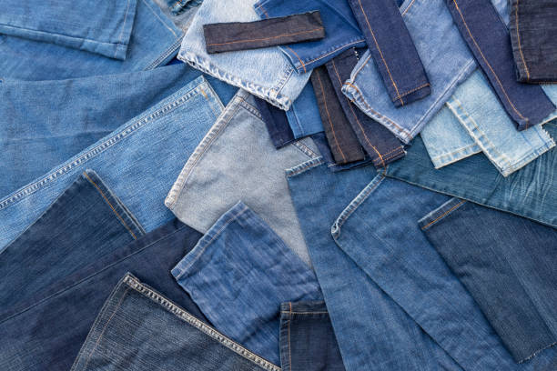 beaucoup de morceaux de tissu sont coupés à partir de jeans. - patch textile stack heap photos et images de collection