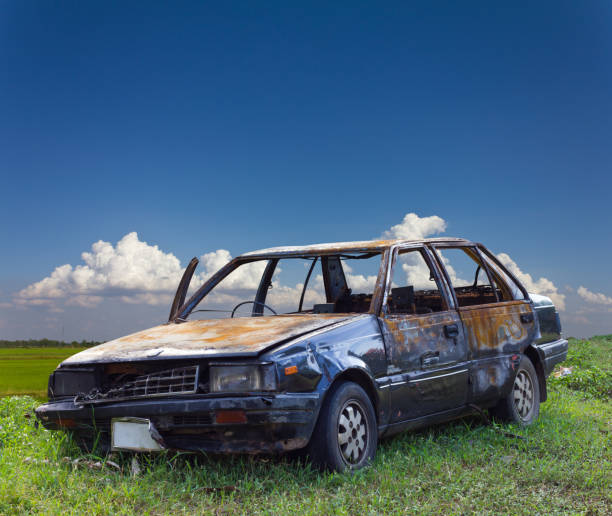 coche quemado en la zona rural de tailandia. - obsoleto fotografías e imágenes de stock