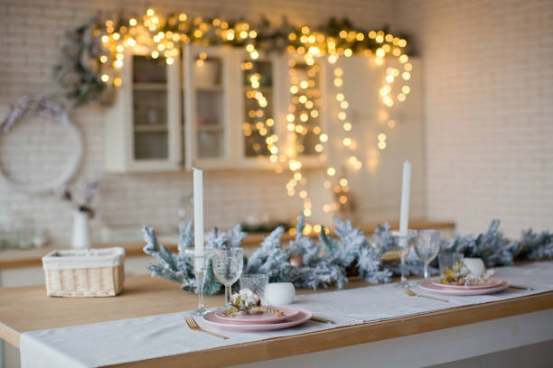 легкая кухня с новогодними украшениями - reindeer christmas decoration gold photography стоковые фото и изображения