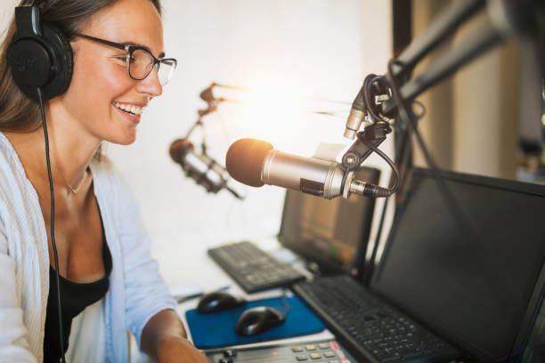 atractiva mujer joven haciendo podcast en línea programa de entrevistas de radio - dj de radio fotografías e imágenes de stock