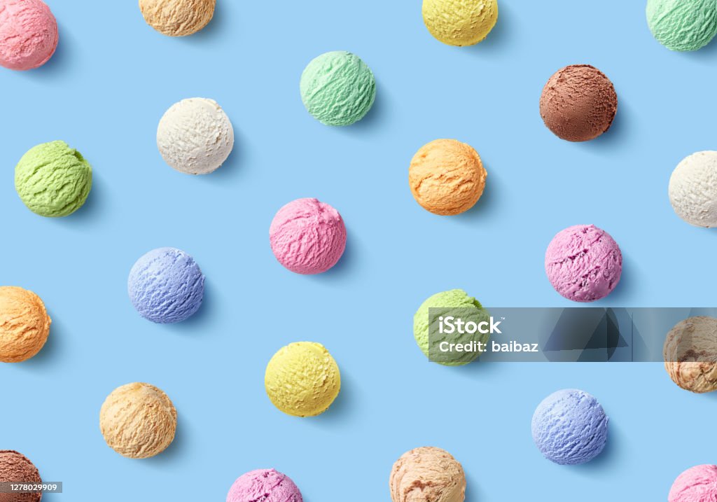 Patrón colorido de diferentes cucharadas de helado sobre fondo azul - Foto de stock de Helado - Comida dulce congelada libre de derechos
