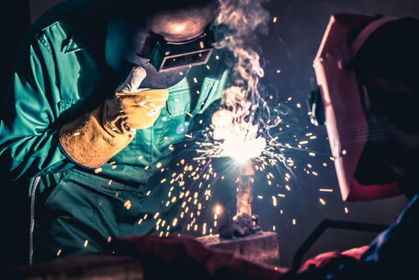 metallschweißstahlwerke mit lichtbogenschweißmaschine - electric arc stock-fotos und bilder