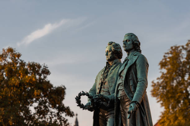 monumento a goethe schiller a weimar alla luce del sole al mattino sotto il cielo blu - johann wolfgang von goethe foto e immagini stock