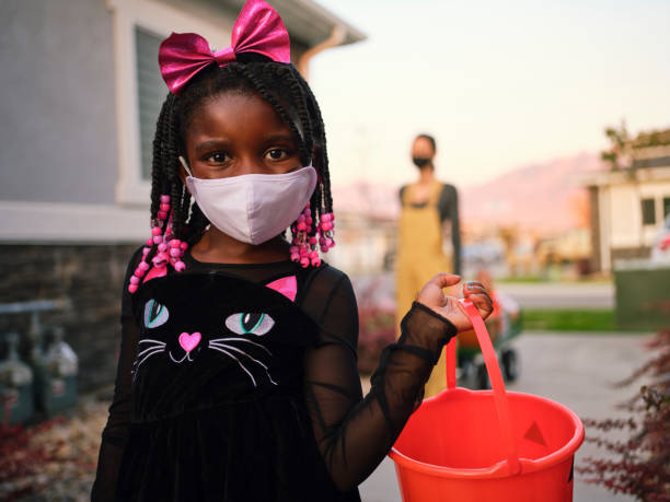 halloween bambini trick o treating wearing facemasks - 6 11 mesi foto e immagini stock