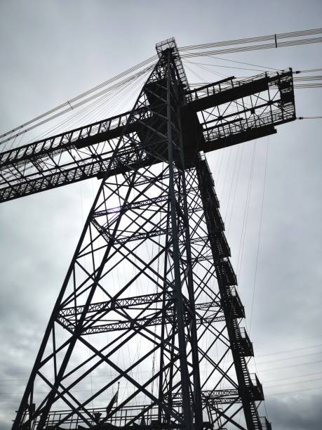 newport transporter bridge qui traverse la rivière usk dans le sud du pays de galles - river usk photos et images de collection