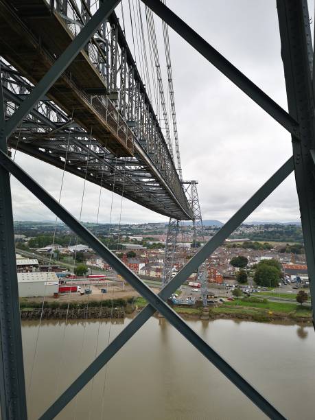 newport transporter bridge qui traverse la rivière usk dans le sud du pays de galles - river usk photos et images de collection