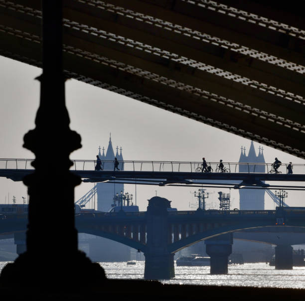 london silhouettes - london england morning sunlight tower bridge imagens e fotografias de stock