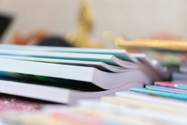 rapport de livre d’éducation à l’école, documents de classe de binders fichier document de papier sur le bureau de bureau d’enseignant, document annuel de rapports pour l’évaluation d’éducation dans l’étude d’étudiant à l’école - stack of books photos et images de collection