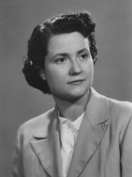 1920s italian indoor woman portrait 1930s 1940s 1950s indoor shot of a young elegant italian woman taken in the studio 1940 stock pictures, royalty-free photos & images