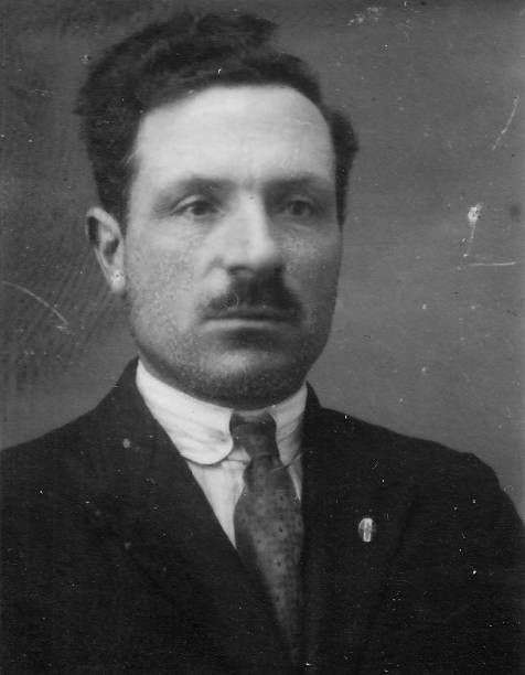 homme mûr habillé élégant posant dans le studio ancona, marche. 1936 italie - male beauty dress men old photos et images de collection