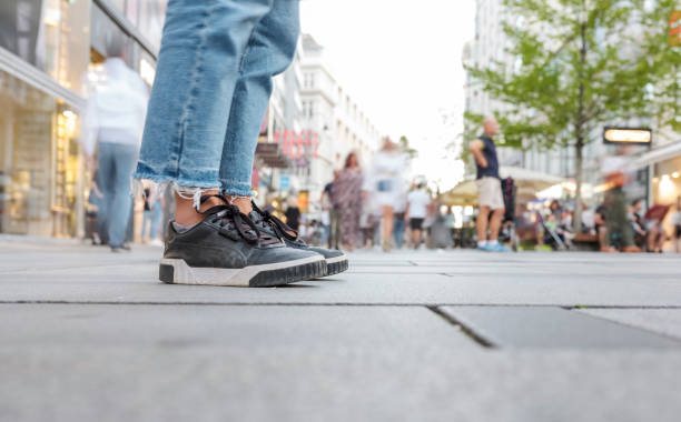 ウィーンの市内中心部を歩く多くの人々 - 歩行者専用地域 ストックフォトと画像